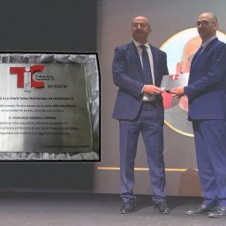 Francisco Valencia premiado por Trayectoria Profesional