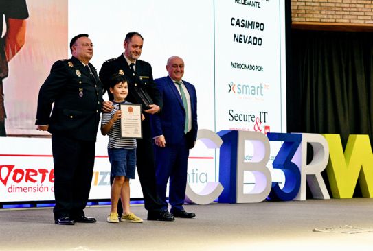 Angel Díaz, Casimiro Nevado e hijo, Enrique Belda en la entrega del premio PERICIA TECNOLÓGICA A LA PERSONALIDAD RELEVANTE 2022