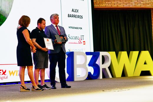 Elena Marcos Bueno, Alex Barreiros y Luis Hidalgo en la entrega del Premio Pericia Tecnológica al Talento Digital 2022