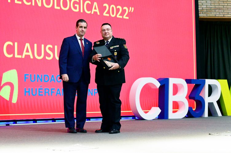 Fernando Mairata, presidente de PETEC, entregó una placa de reconocimiento a la Academia Nacional de Policía, que recogió D. Ángel Díaz.