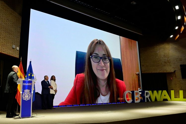 Felicitaciones de Pilar Vila para Antonio Fernandes en los Premios Pericia Tecnológica 2022