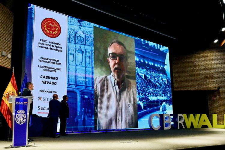 Felicitación a Casimiro Nevado por sus compañeros de C1b3rwall en los Premios Pericia Tecnológica 2022